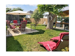 Garten mit Grillhäuschen und 3 Grills