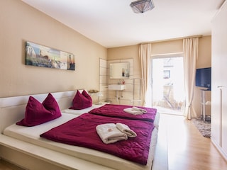 Schlafzimmer 2 mit Waschbecken