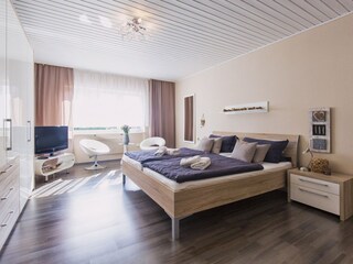 Schlafzimmer 1 mit Waschbecken