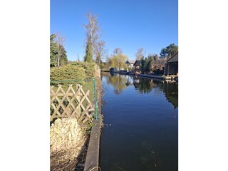 Kanal grenzt direkt ans Grundstück