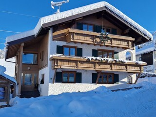 Haus-Alpenglühen im Winter