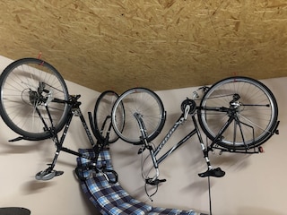 Zwei Fahrräder inklusive