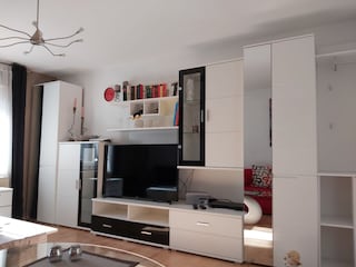 Wohnzimmer mit integrierten Kleiderschränken