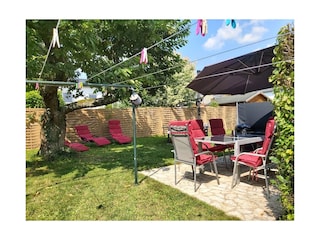 separate Sitzecke  mit Sichtschutz zur anderen Terrasse