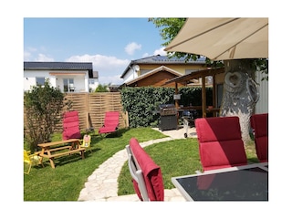 Garten mit Kindermöbel