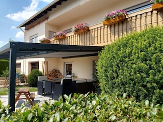 überdachte Terrasse mit Markise