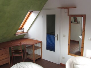 Wohnzimmer mit Schreibtisch