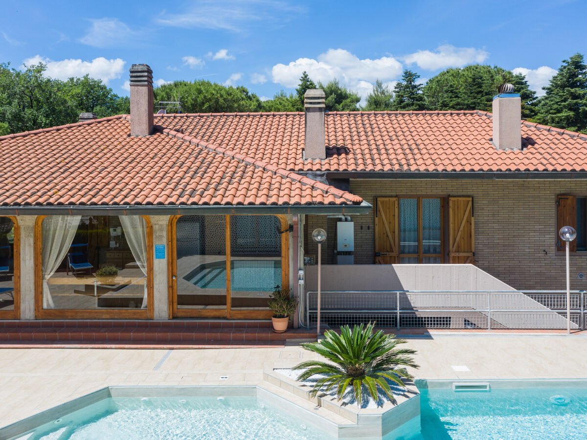 Villa Micol - Veranda durch große Fenster geschützt