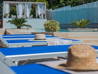 Villa Micol – Poolside lounge chairs