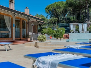 Villa Micol – Poolside lounge chairs