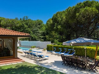 Villa Micol – View of the garden and dining area
