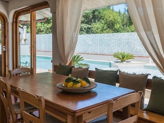 Villa Micol – Porch with dining table