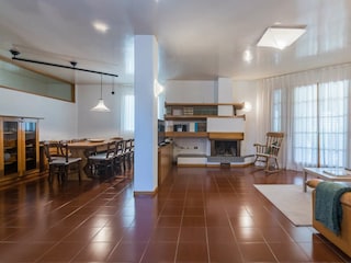 Villa Micol – Open living area with dining table