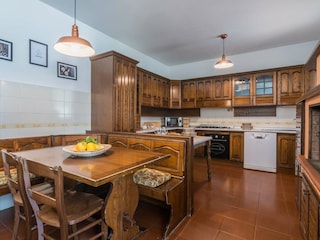 Villa Micol – Open kitchen with dining table