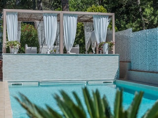 Villa Micol – Pavilion with seating area by the pool