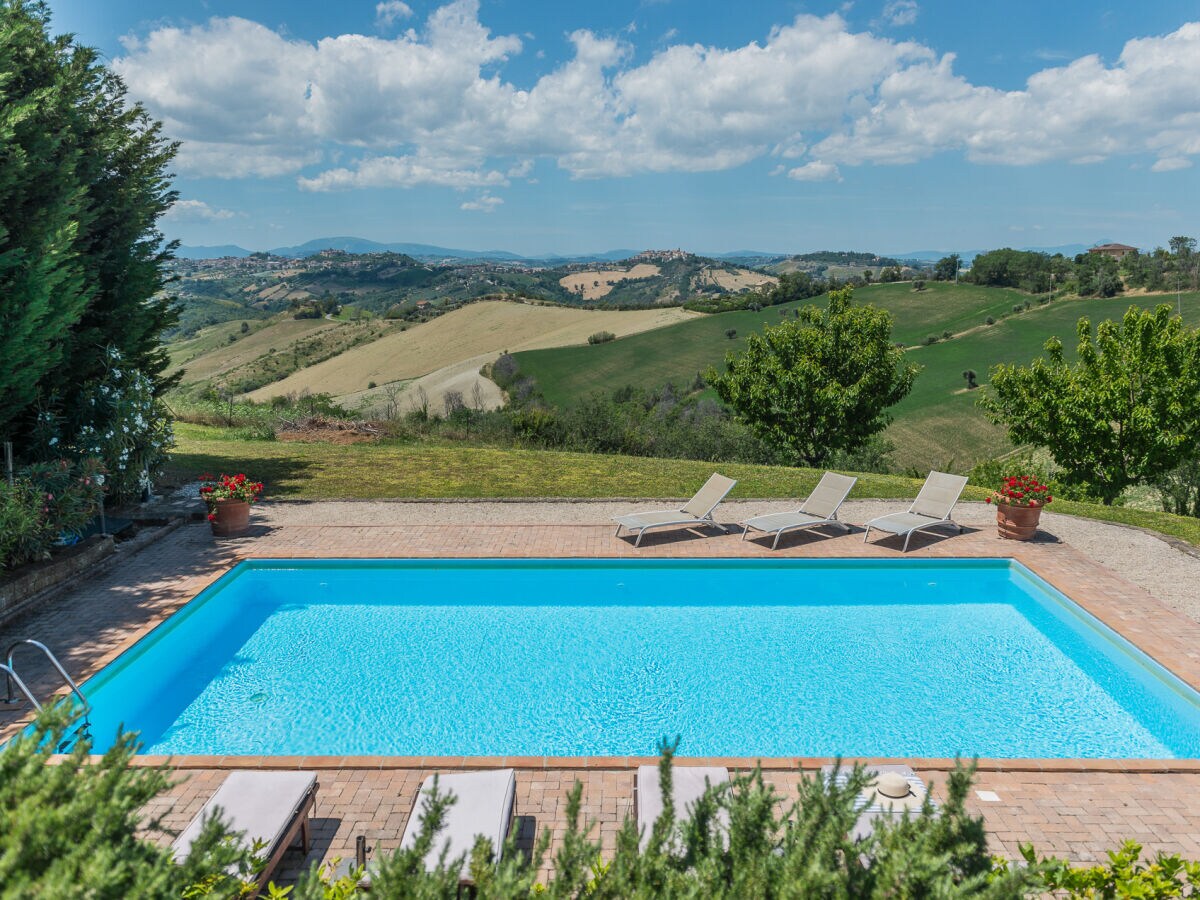 Casa Felice - Schwimmbad mit Blick auf die Hügel