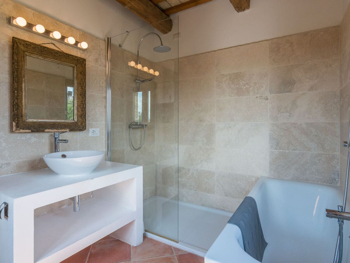 Casa Felice – Badezimmer mit Dusche und Badewanne.