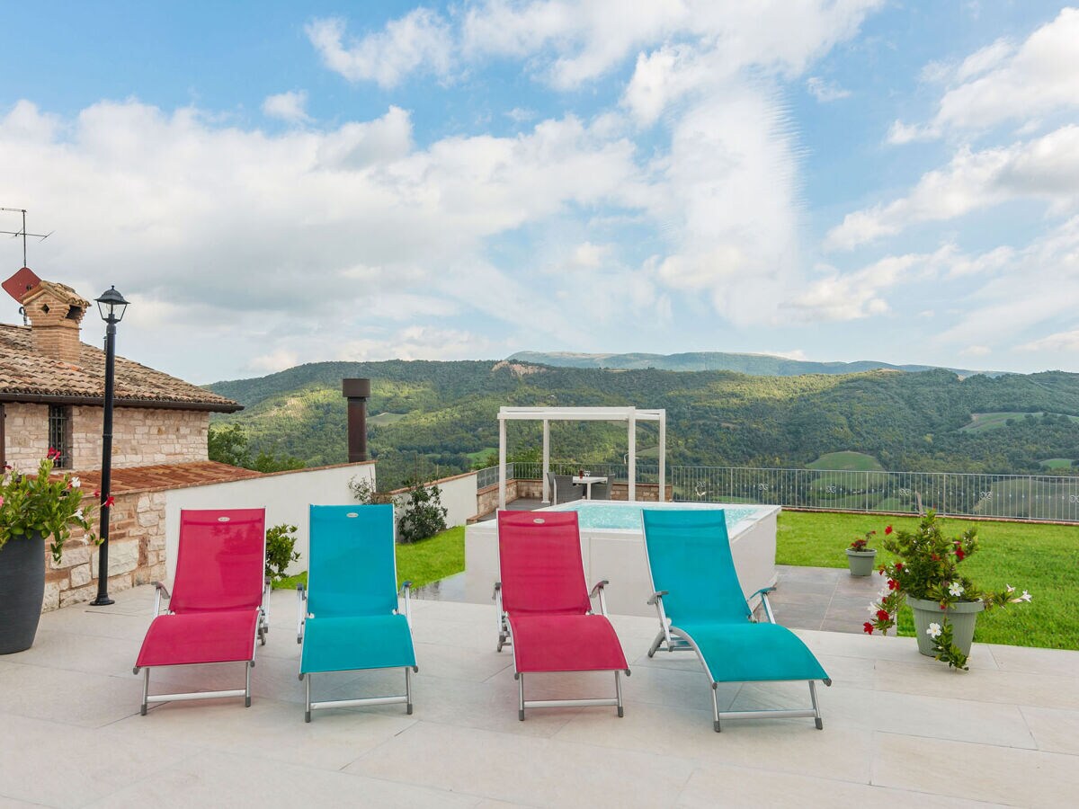 Villa Azzurra - Gepflastertes Solarium mit Sonnenliegen