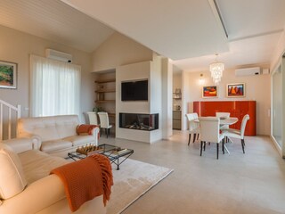 Villa Meer- Open space living room with dining area