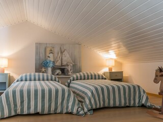 Villa Meer - Twin room with on the mezzanine floor