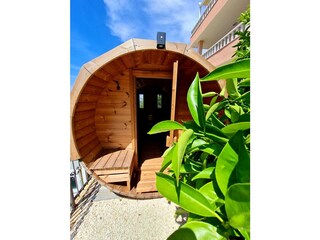 Fasssauna im Garten