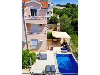 Pool mit Sitzbereich und Grillplatz