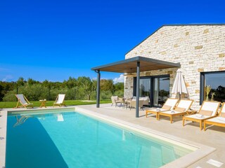 Liegefläche am Pool