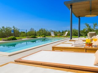 Liegefläche am Pool