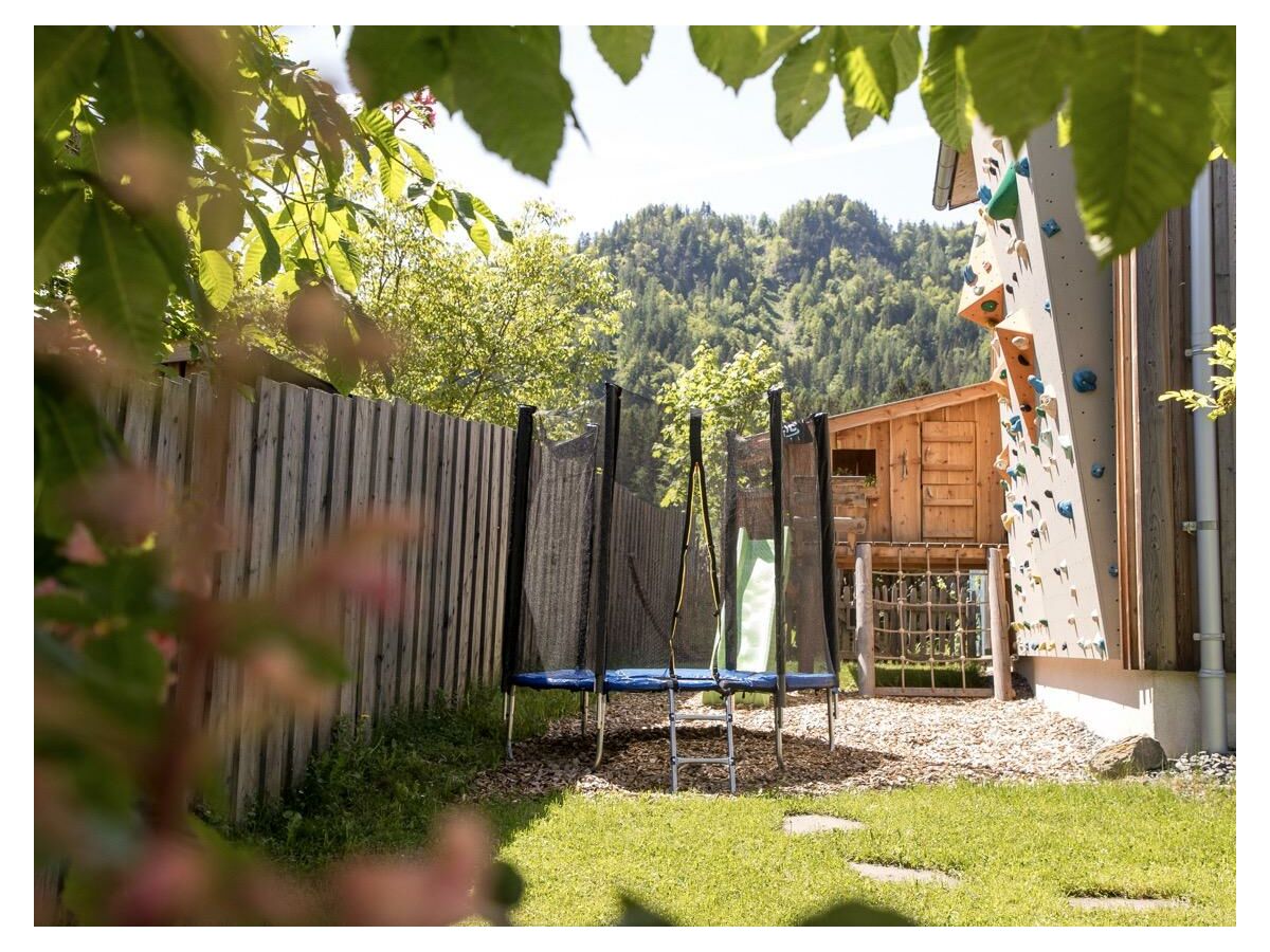 Spielplatz mit Boulderwand