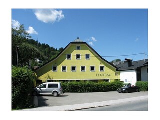 Haus und Parkplatz