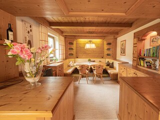 Uriger Essbereich aus Holz