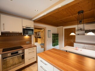 Gut ausgestattete Küche mit 4 Essplätzen