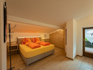 Schlafzimmer mit Doppelbett im Ferienhaus Konrad