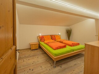 Schlafzimmer mit Doppelbett