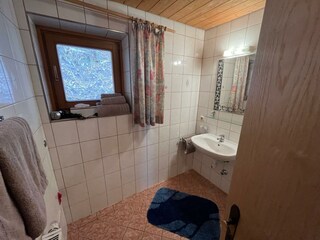 Badezimmer mit Dusche