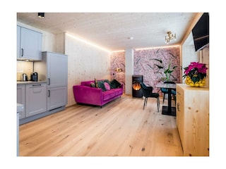 Innenbereich mit Küche, Wohnzimmer und Kamin