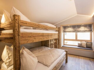 Altholzstockbett im Schlafzimmer