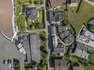 Gebäudeansicht_6 Chalet Häuser_Steinplatte