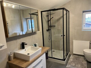 Badezimmer mit Dusche