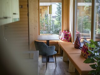 TinyHouse_Essbereich mit Blick auf die Steinplatte