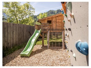 Spielplatz und Boulderwand für Groß und Klein