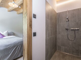 Schlafzimmer mit Badezimmer