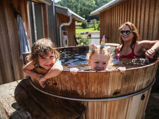 Holzbadefass auf der Dachterrasse- Berg.Kunst