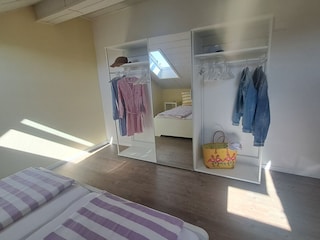 Schlafzimmer GELB - Schrankwand