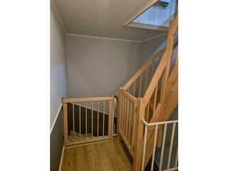 Treppenhaus mit Kindergittern abgesichert