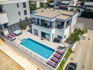 Villa Hota mit Pool und Terrasse