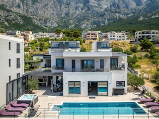Villa Hota mit Pool und Terrasse