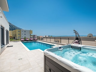 Terrasse mit Whirlpool und Pool
