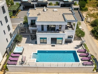 Villa Hota mit Pool, Terrasse mit Whirlpool