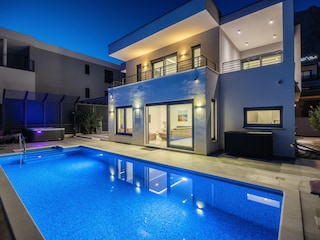 Villa Hota mit Pool, Terrasse mit Whirlpool